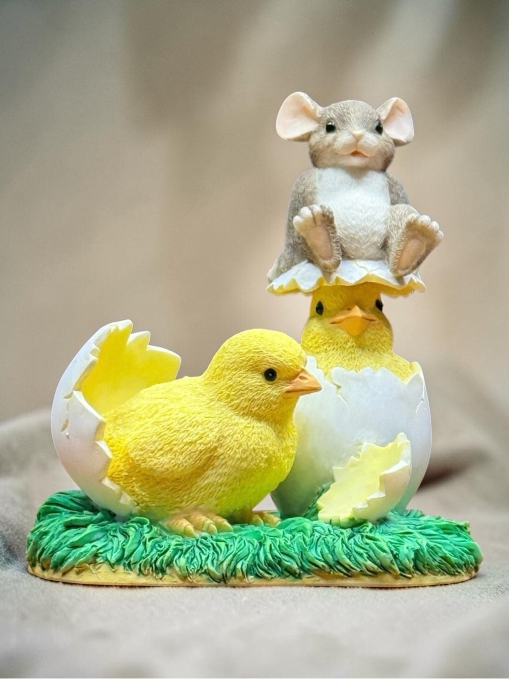CHARMING TAILS “What’s Hatchin’?” #88/600 Mouse and Chicks Figurine